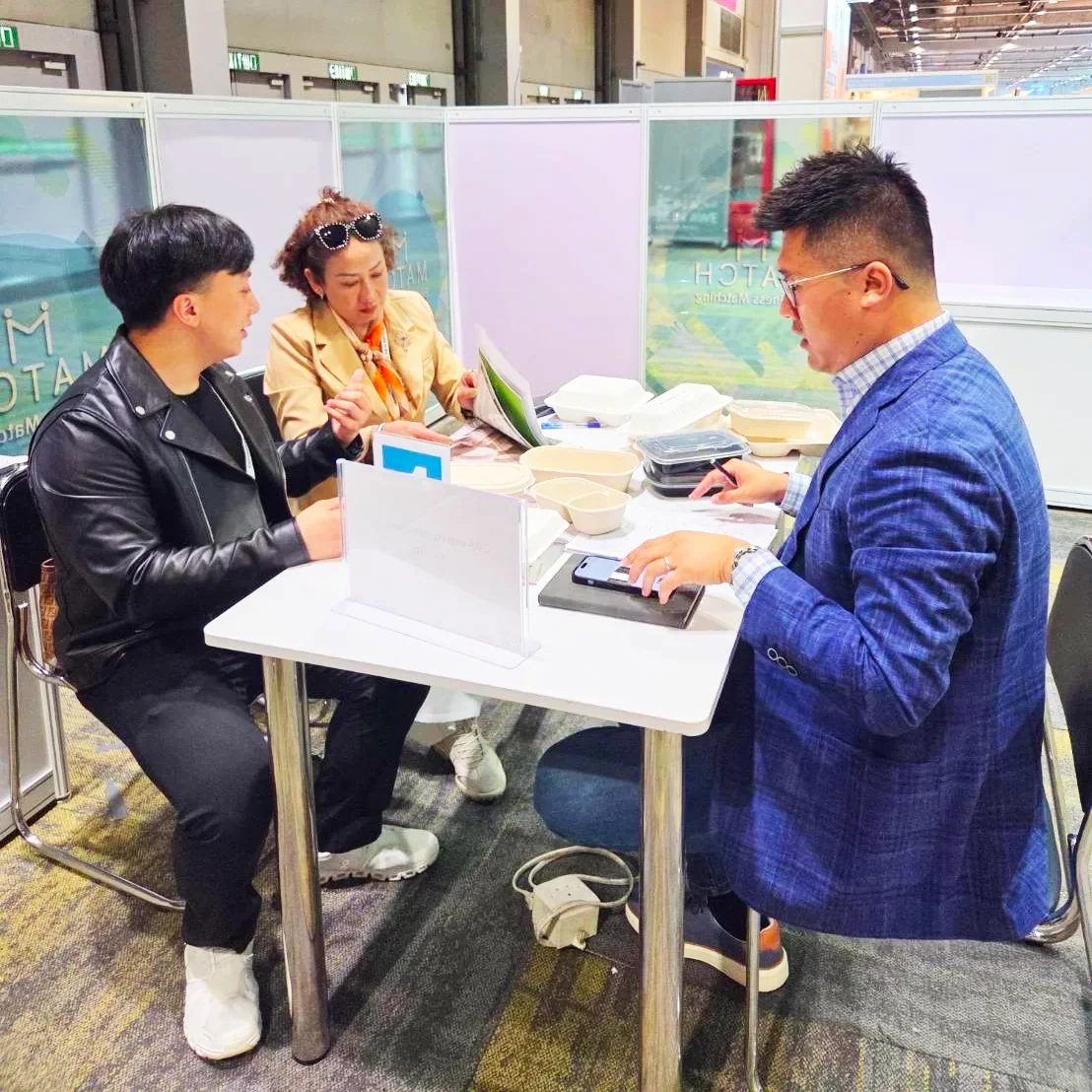 Ryu Gege ล่ามจีน–ไทยระหว่างการเจรจาสินค้ากับคู่ค้าในงานแสดงสินค้า