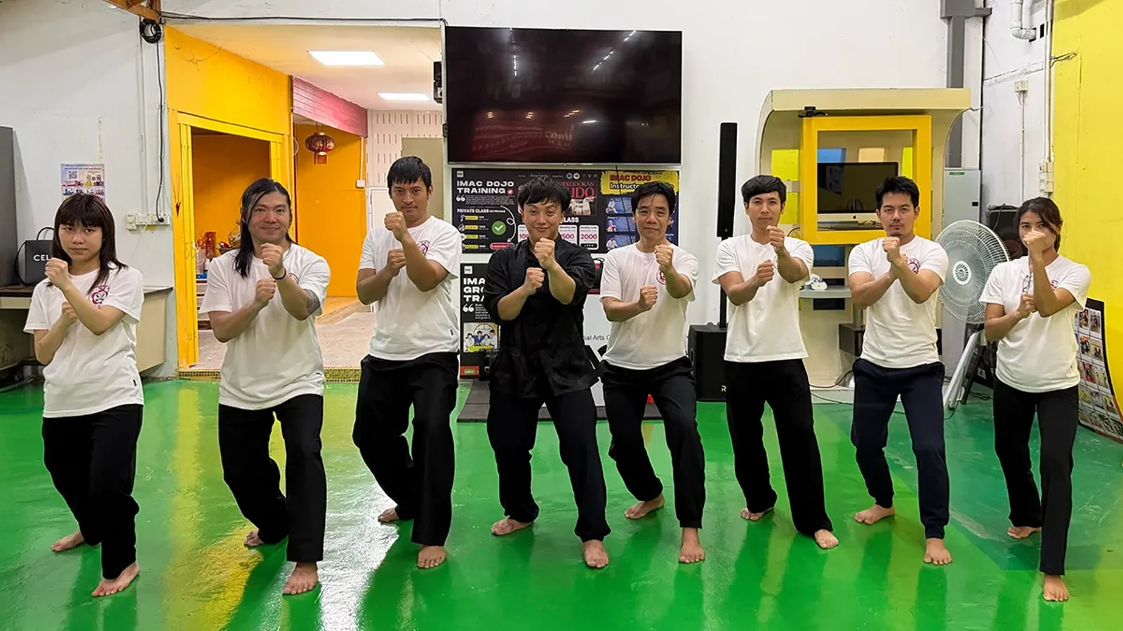 ครูริวและผู้เรียนฝึกท่ายืนมวยหย่งชุนเป็นกลุ่มที่ IMAC Dojo
