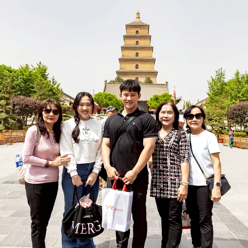 ผู้ร่วมทริปถ่ายภาพหน้าพระเจดีย์ห่านป่าใหญ่ เมืองซีอาน
