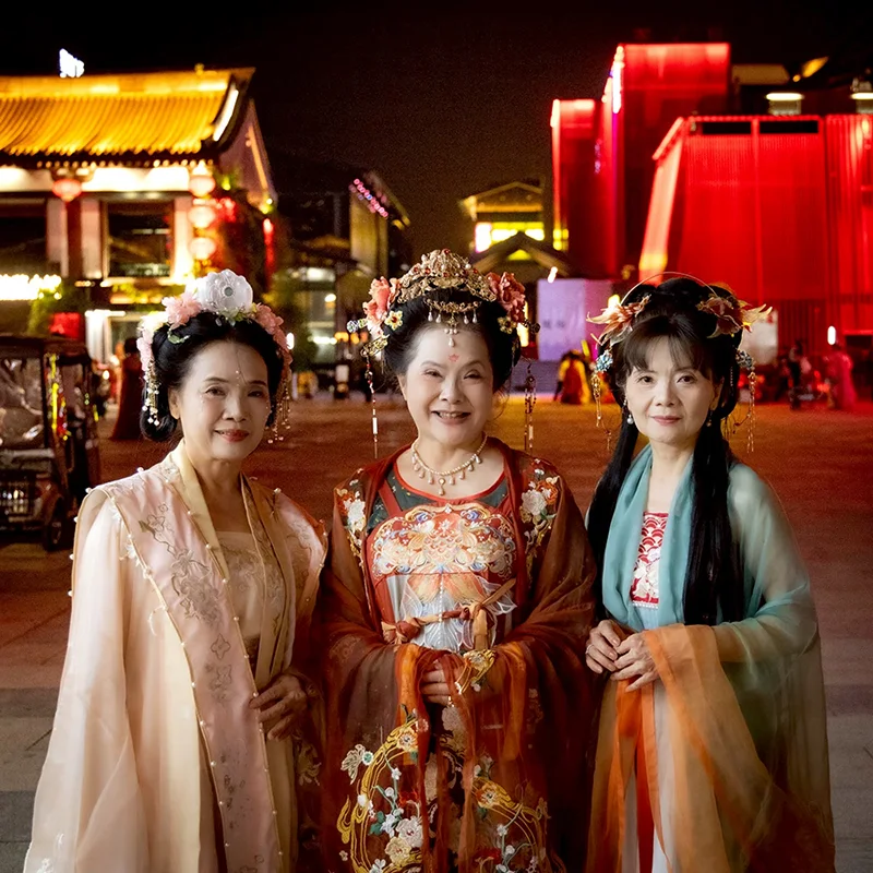 ผู้ร่วมทริปสวมชุดฮั่นฝูในย่านต้าถังยามค่ำ