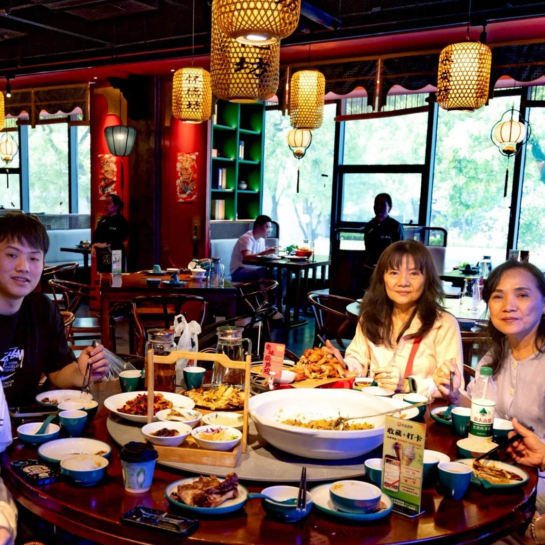 ผู้ร่วมทริปรับประทานอาหารที่ร้านในซีอาน
