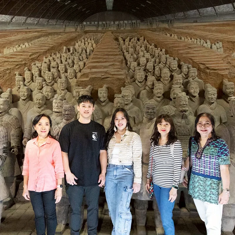 ผู้ร่วมทริปถ่ายภาพกับกองทัพทหารดินเผา