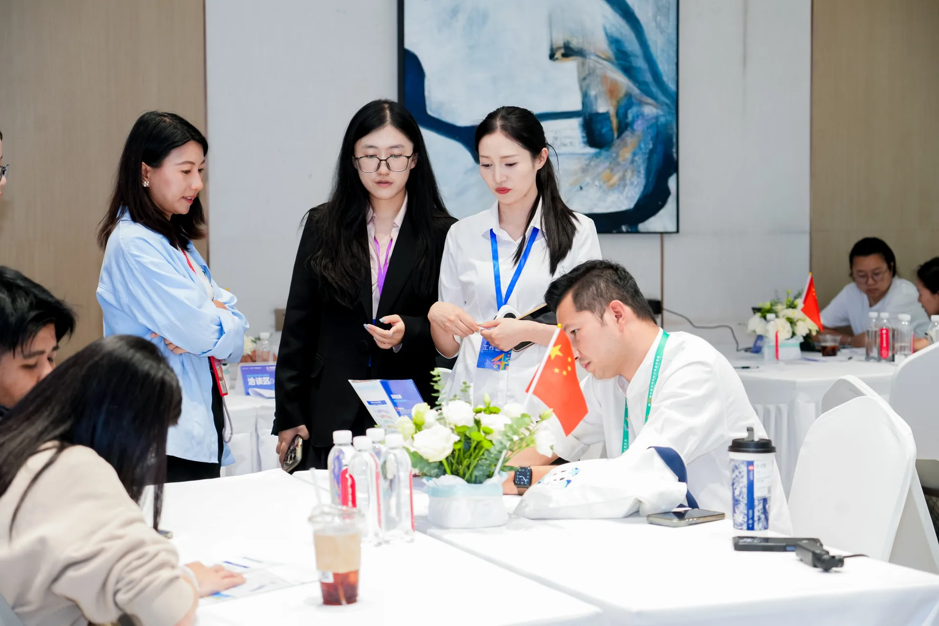 ทีมงานช่วยประสานการพูดคุยทางธุรกิจในคุนหมิง