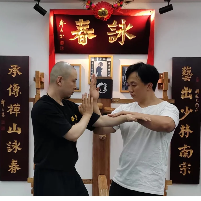 ครูริวฝึกมวยหย่งชุนกับคู่ฝึกในสำนักที่ประเทศจีน