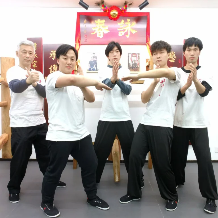 ภาพหมู่ครูริวและผู้ฝึกมวยหย่งชุนในสำนักประเทศจีน